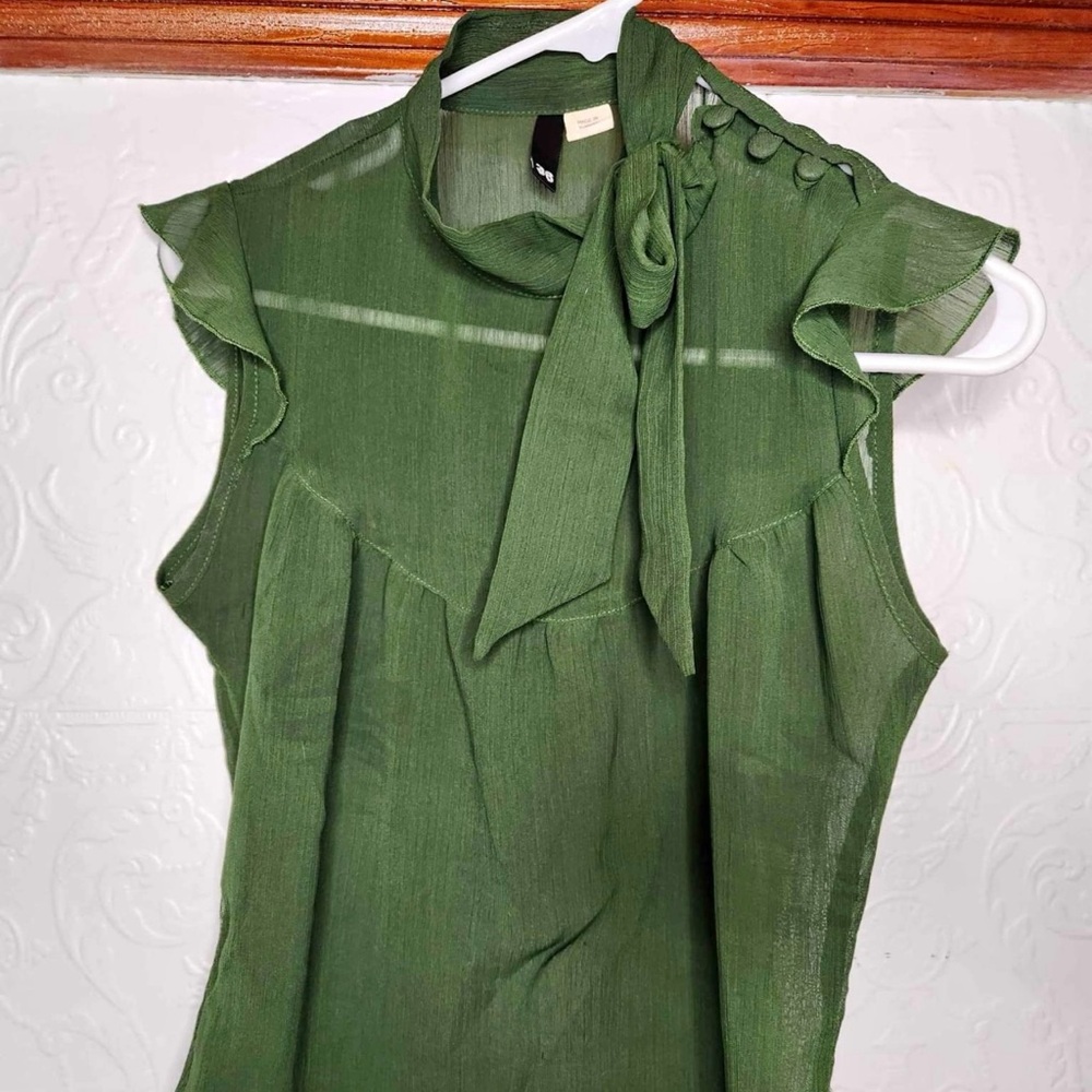 RW&CO. Deep Olive Green Sleeveless Blouse with Tie Front and Ruffled Style